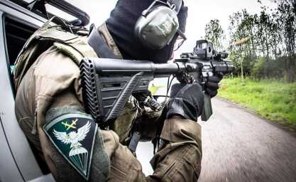 policista auto střelba