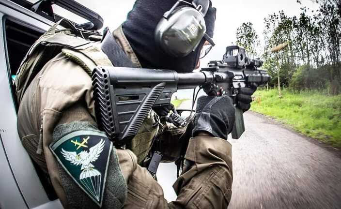 policista auto střelba