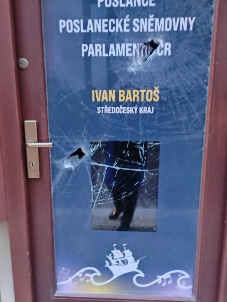 poslanec kancelář napadení