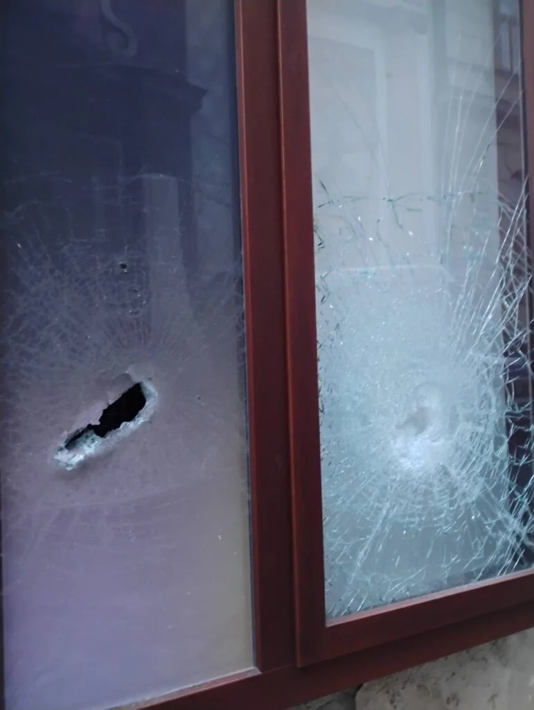 poslanec
kancelář napadení