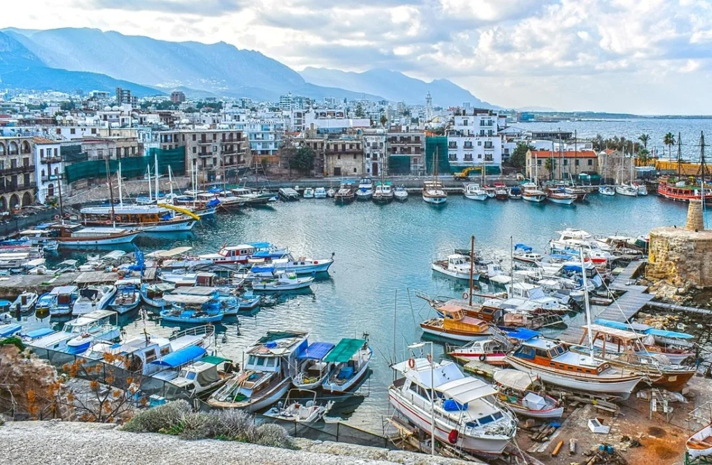 Rusové už nejezdí, stýská si Kypr v čela EU. Lákají tam kontroverzní zlatá víza