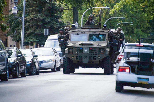 patrola ICE ozbrojený vůz