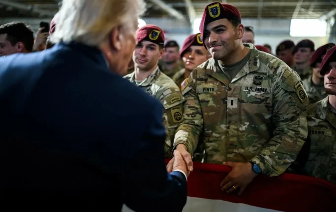 Donald Trump se zdraví s vojáky na základně Fort Bragg