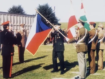 Česká republika NATO vstup vojáci vlajky