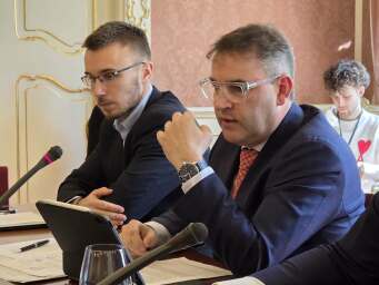 politici ekonom varování