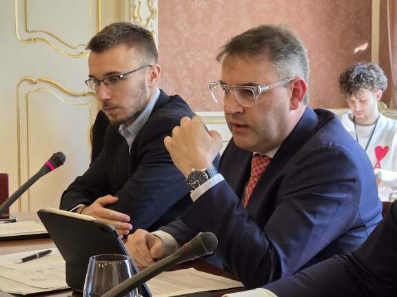 politici ekonom varování