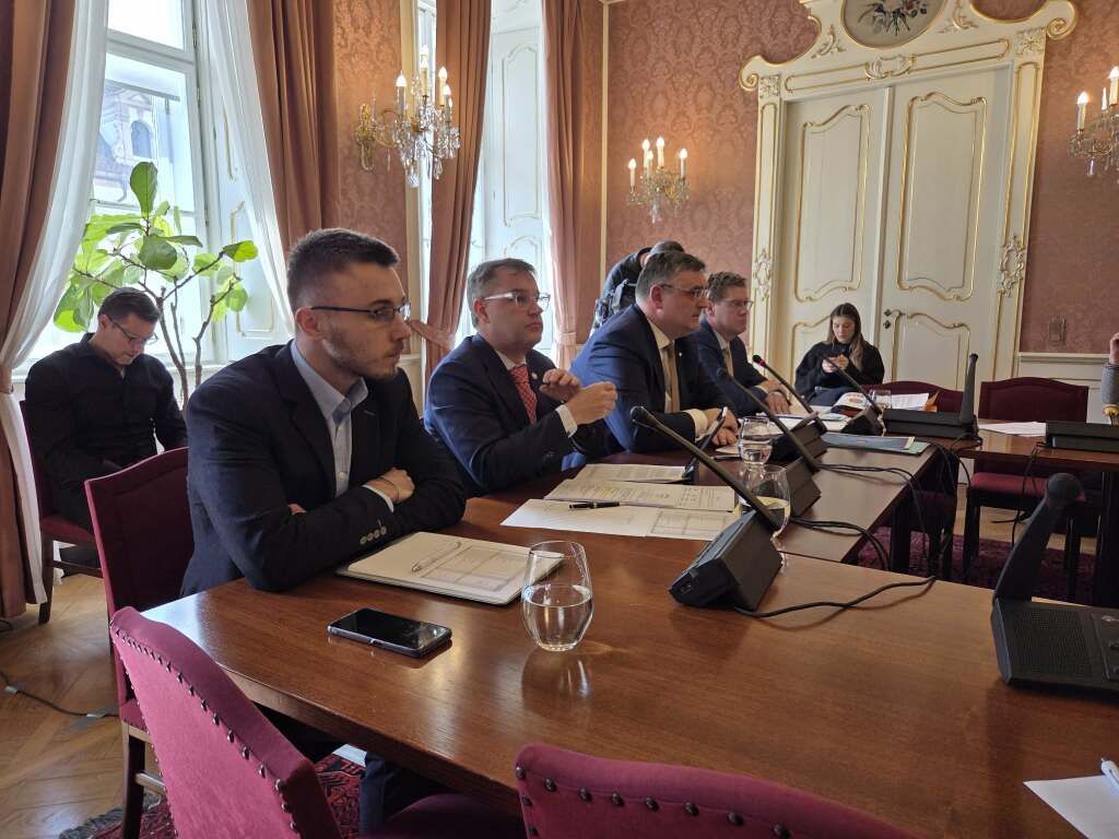 Senát výbor obrana diskuse