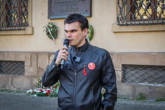 levicový politik mikrofon