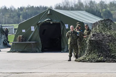 vojáci cvičení stan