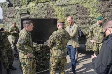 vojáci cvičení operátoři dronů