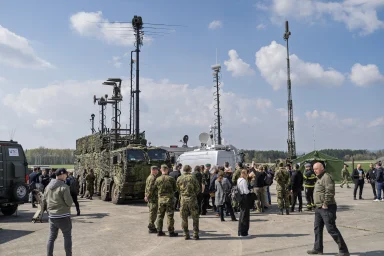 vojáci cvičení antény rušení signálu
