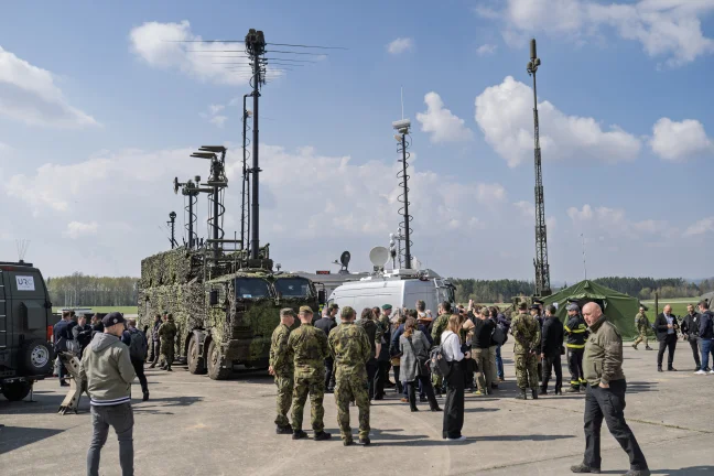 vojáci cvičení antény rušení signálu