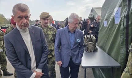 premiér ministr vojáci cvičení