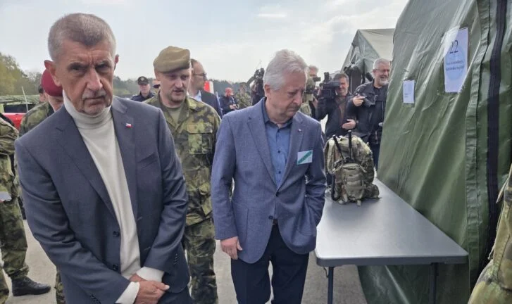 premiér ministr vojáci cvičení