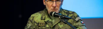 voják generál mikrofon