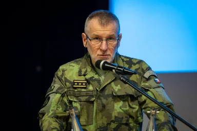 voják generál mikrofon