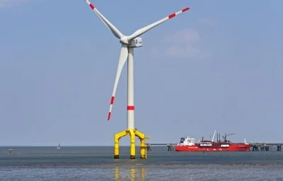 větrná turbína a tanker na LNG