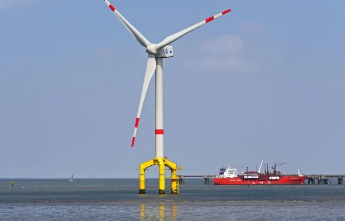 větrná turbína a tanker na LNG