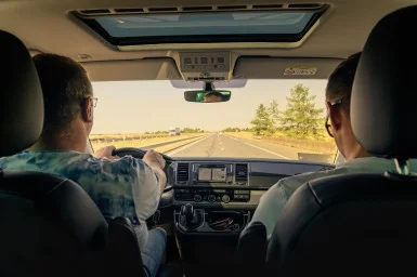 řidič auto senior