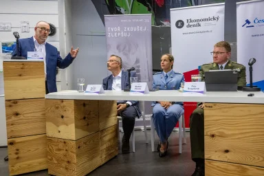 konference moderátor řečníci