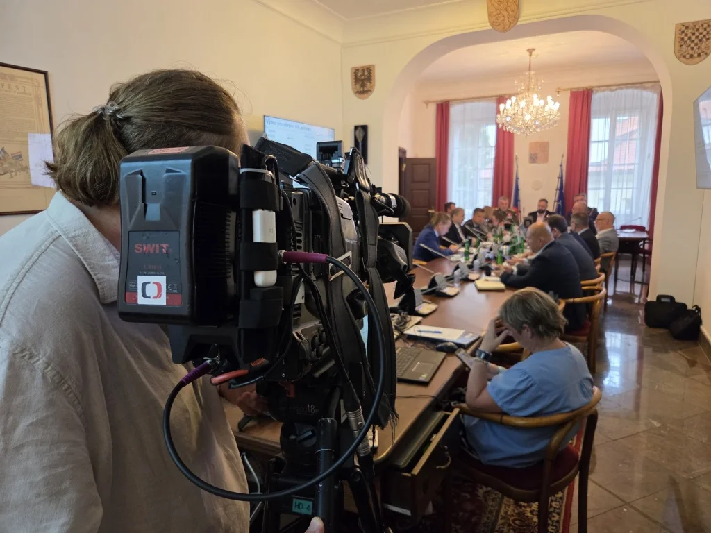 poslanci televizní štáb