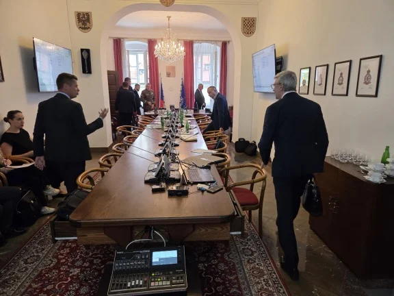 ministr poslanci příchod Explosia