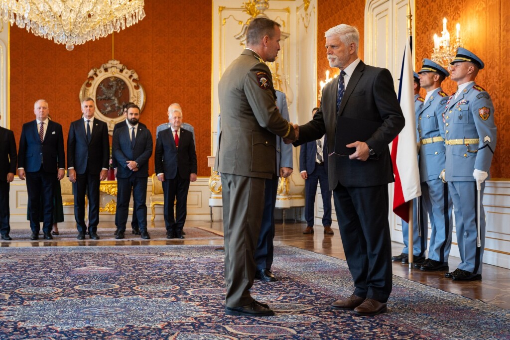 prezident podaná ruka generál