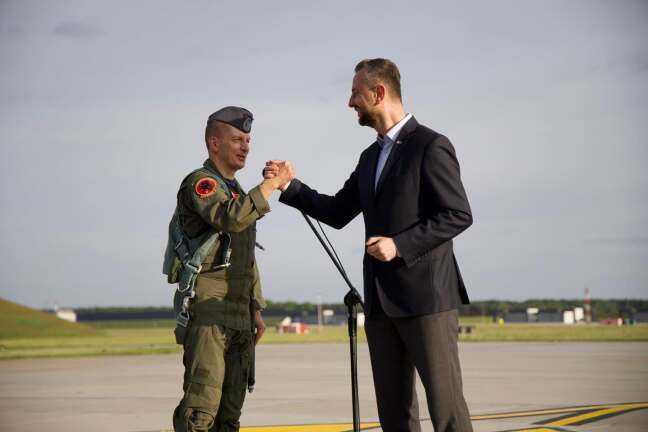 politik voják handshake