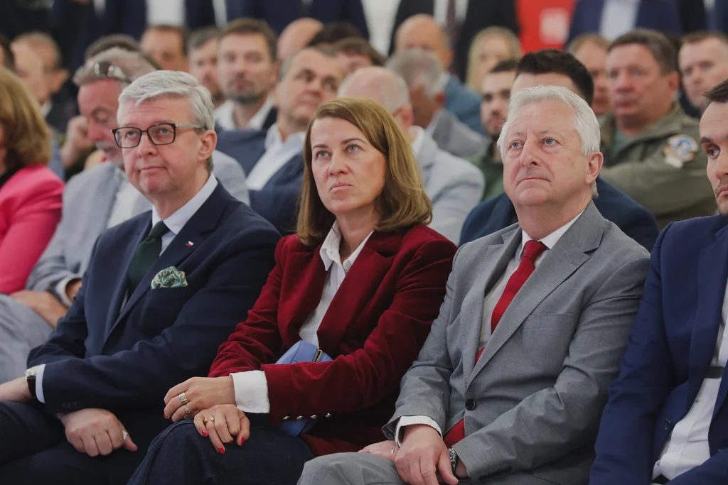 ministrři šéfka úřadu drony