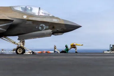A U.S. Marine Corps F-35C stealth fighter prepares to take off from USS Abraham Lincoln (CVN 72) in the Arabian Sea. Foto U.S. Central Command