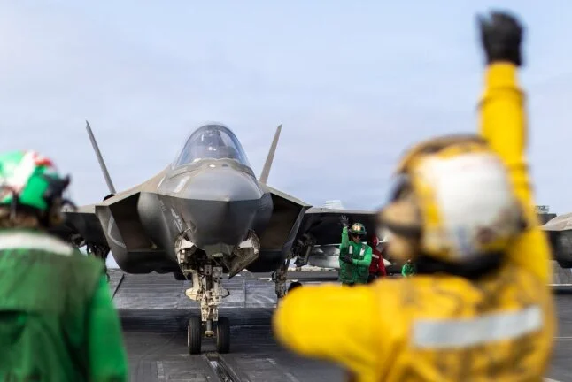 A U.S. Marine Corps F-35C stealth fighter prepares to take off from USS Abraham Lincoln (CVN 72) in the Arabian Sea. Foto U.S. Central Command