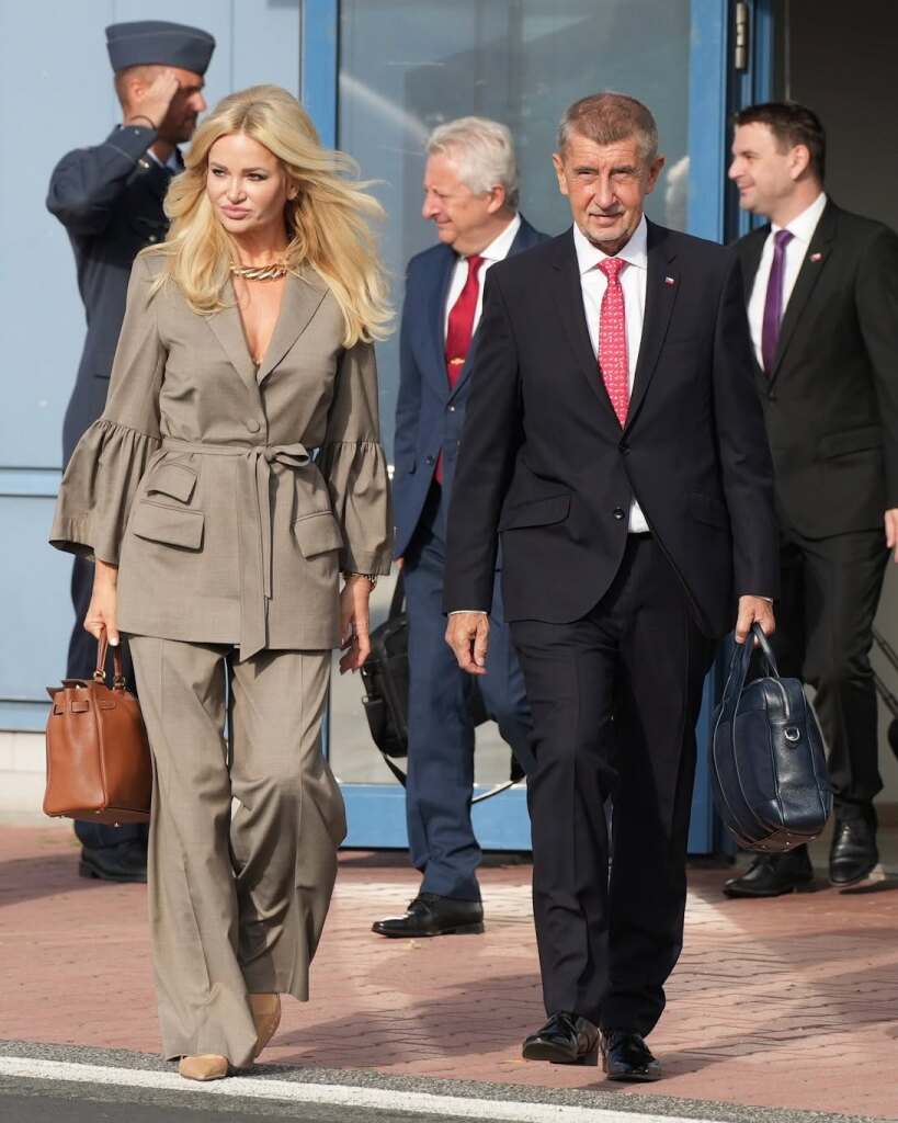 premiér odlet letiště manželka