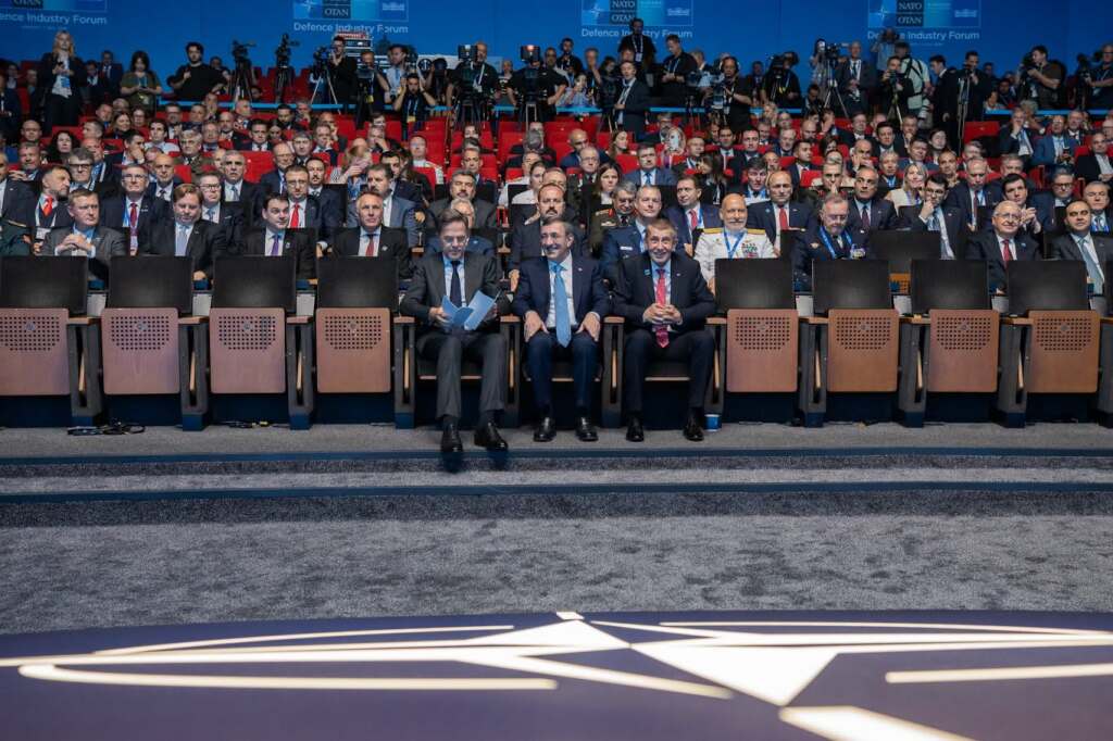 politici summit NATO Defence Industry Forum