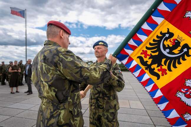 Velitelství pro operace přebírá generálmajor Jaroslav Míka. Dosavadní velitel generálporučík Václav Vlček míří do Bruselu.
