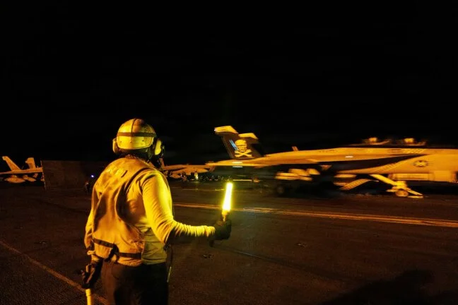 U.S. sailors conduct nighttime flight operations aboard USS George H.W. Bush (CVN 77) while transiting the Arabian Sea. Foto U.S. Central Command