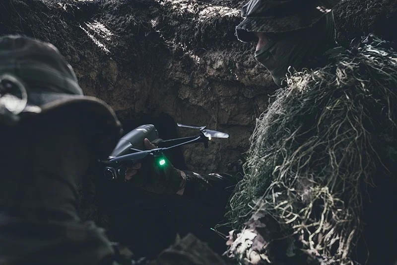 voják dron maskování zákop