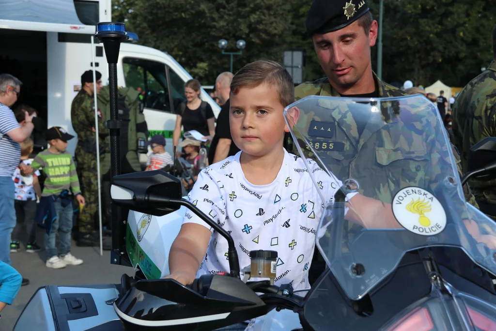 dítě motocykl vojenská policie