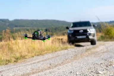 letící dron auto