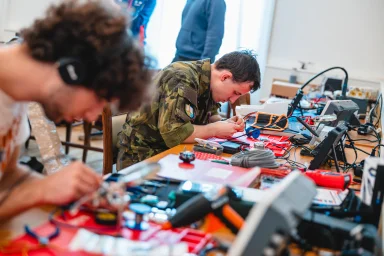 voják technika montáž hackaton