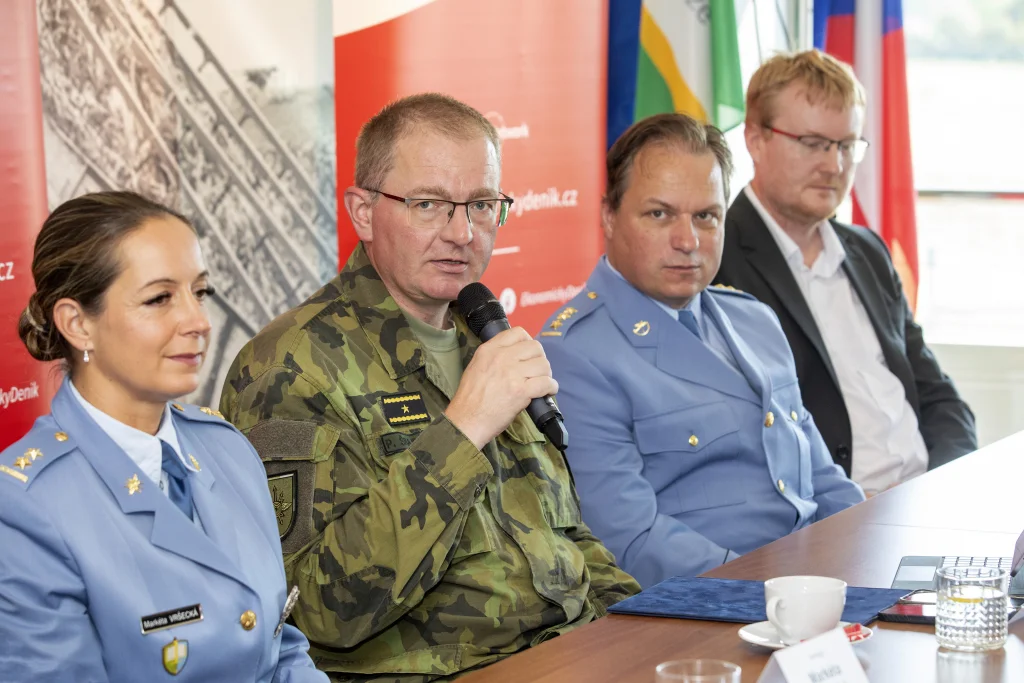 konference řečníci vojáci