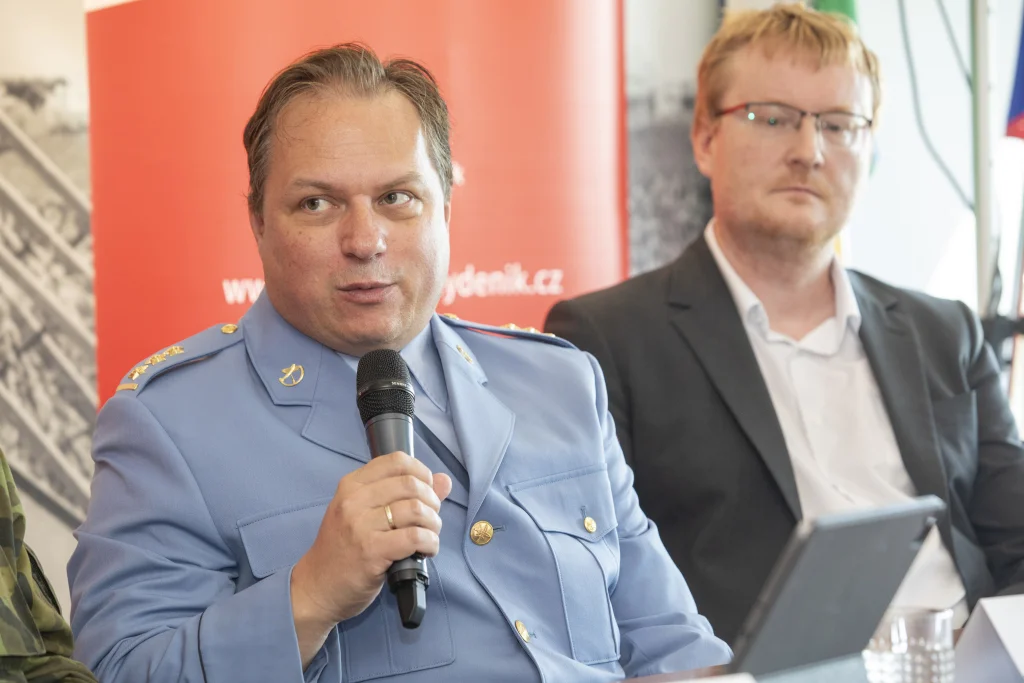 voják AI konference mikrofon