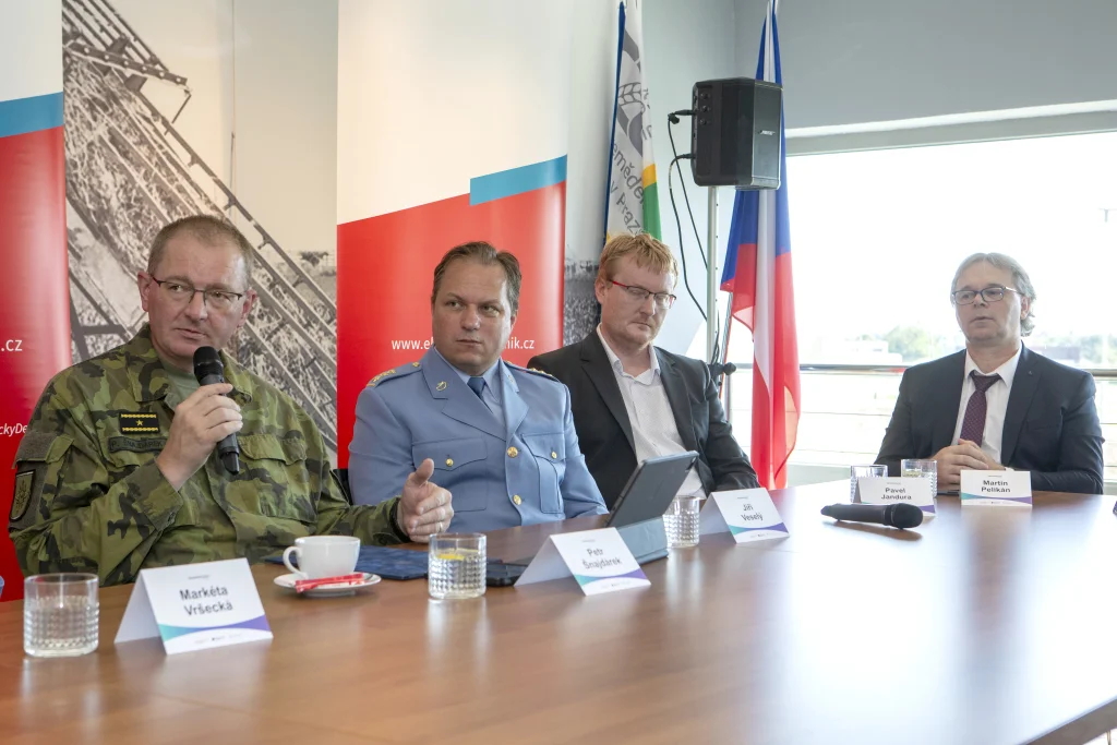 vojáci akademik mikrofon