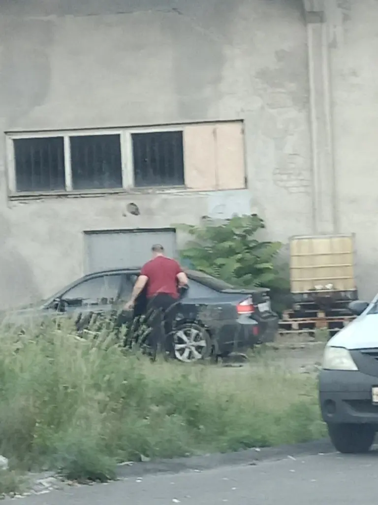 atentátník vůz