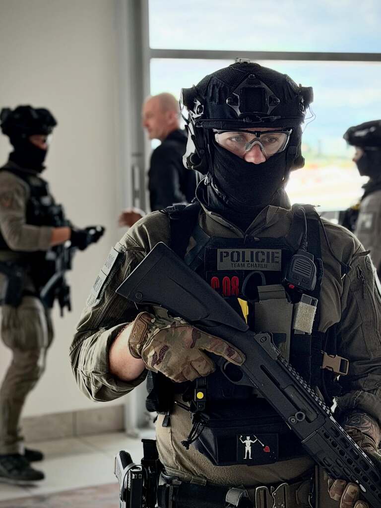 cizinecká policie zbraň