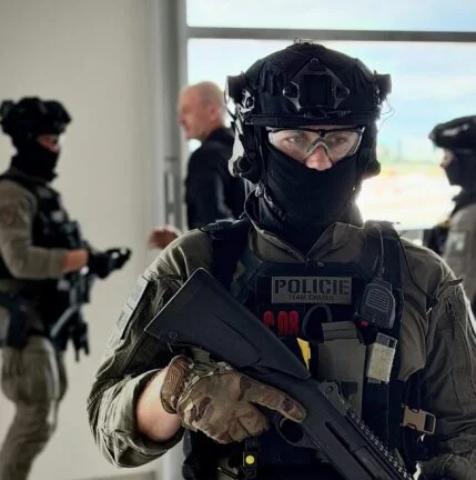 cizinecká policie zbraň