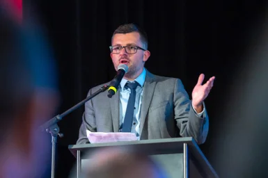 muž řečník mikrofon
