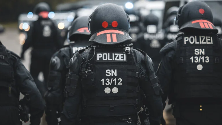 policie Německo násilí