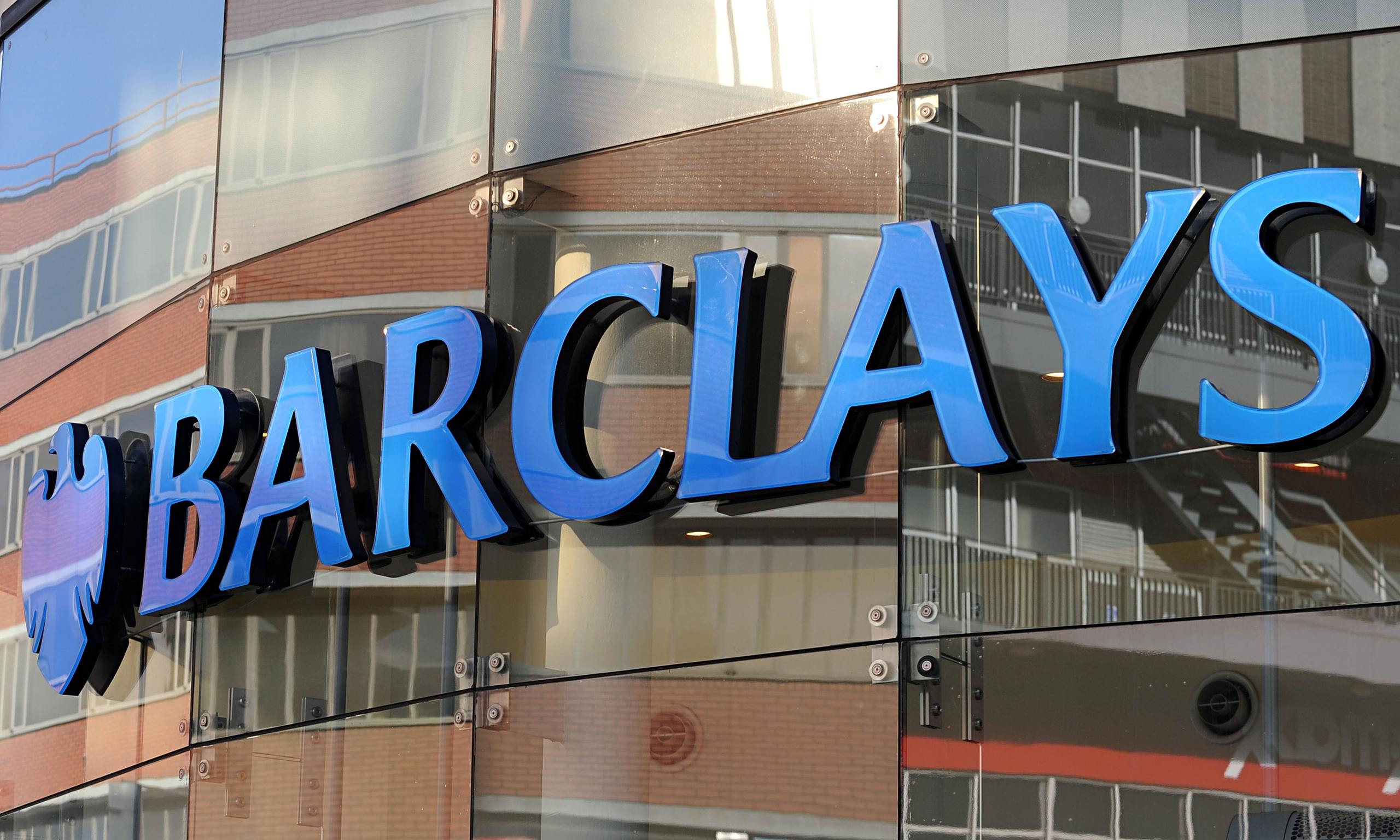 Barclays zvýší mzdu nejhůře placeným zaměstnancům