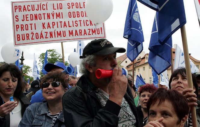 Úřednické odbory vs. vláda: Shoda na kolektivní smlouvě stále chybí