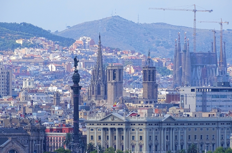 Barcelona má recept na nedostatek bytů. Posvítí si na banky